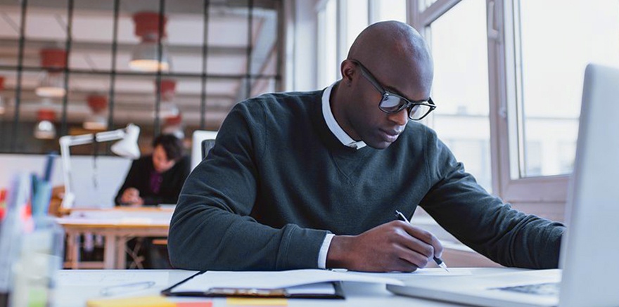 employee-focused-on-his-work